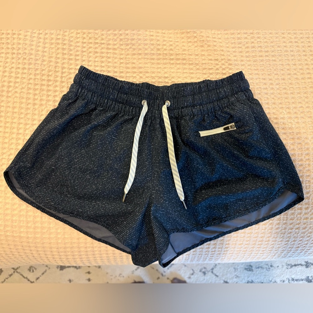 Vuori Clementine Shorts 2.5” size XS
